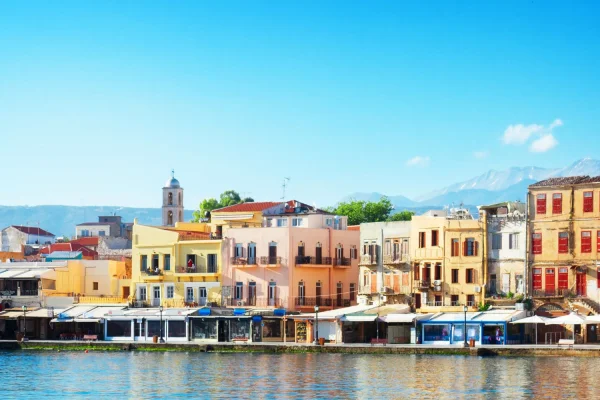 How the weather in Crete changes during the year